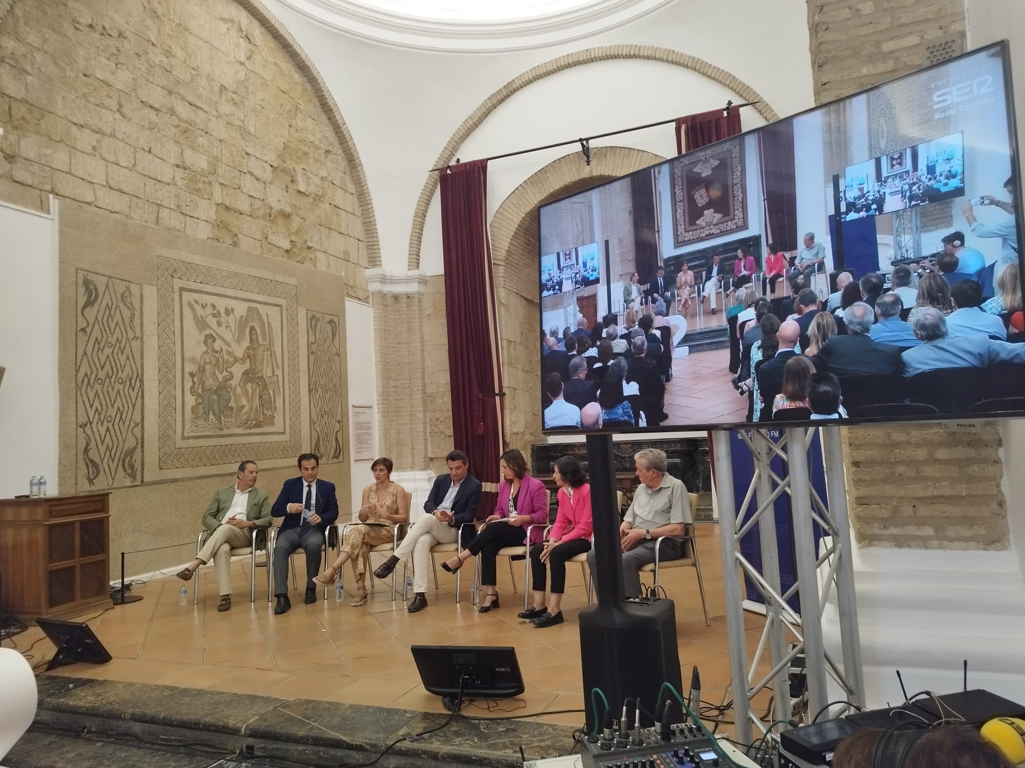 Los alcaldes y alcaldesas debaten sobre el futuro del Casco Histórico (Antonio Luna)