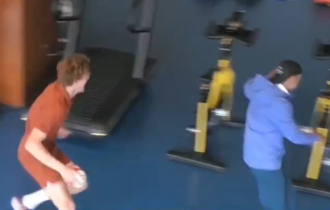 Jannik Sinner, jugando junto a su equipo en la previa de la final del US Open