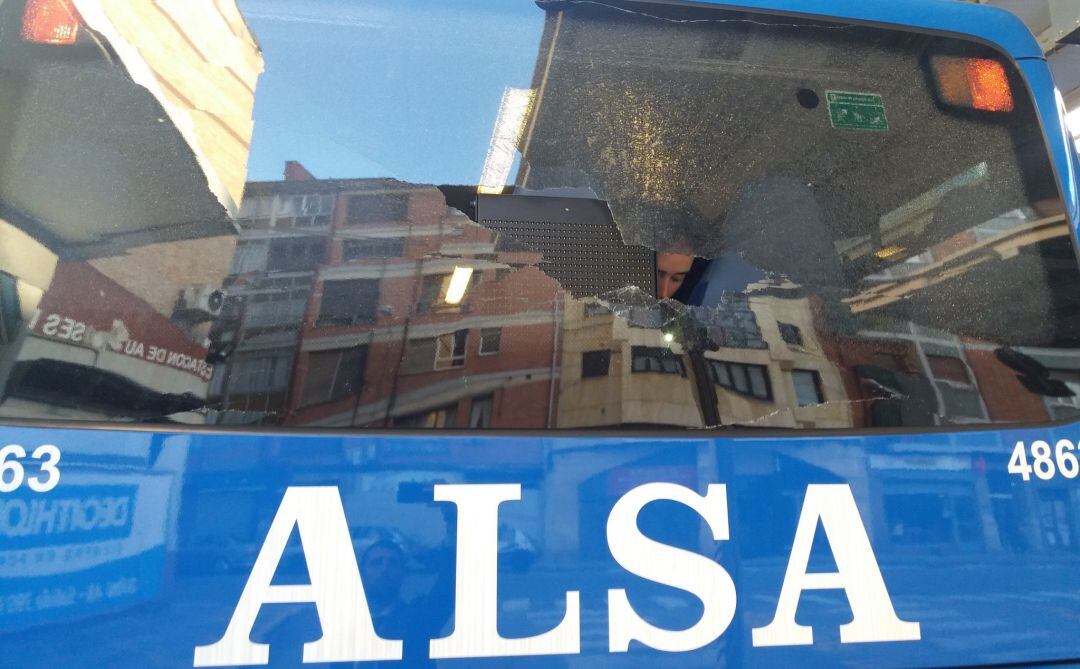 Uno de los autobuses que ha sufrido el ataque