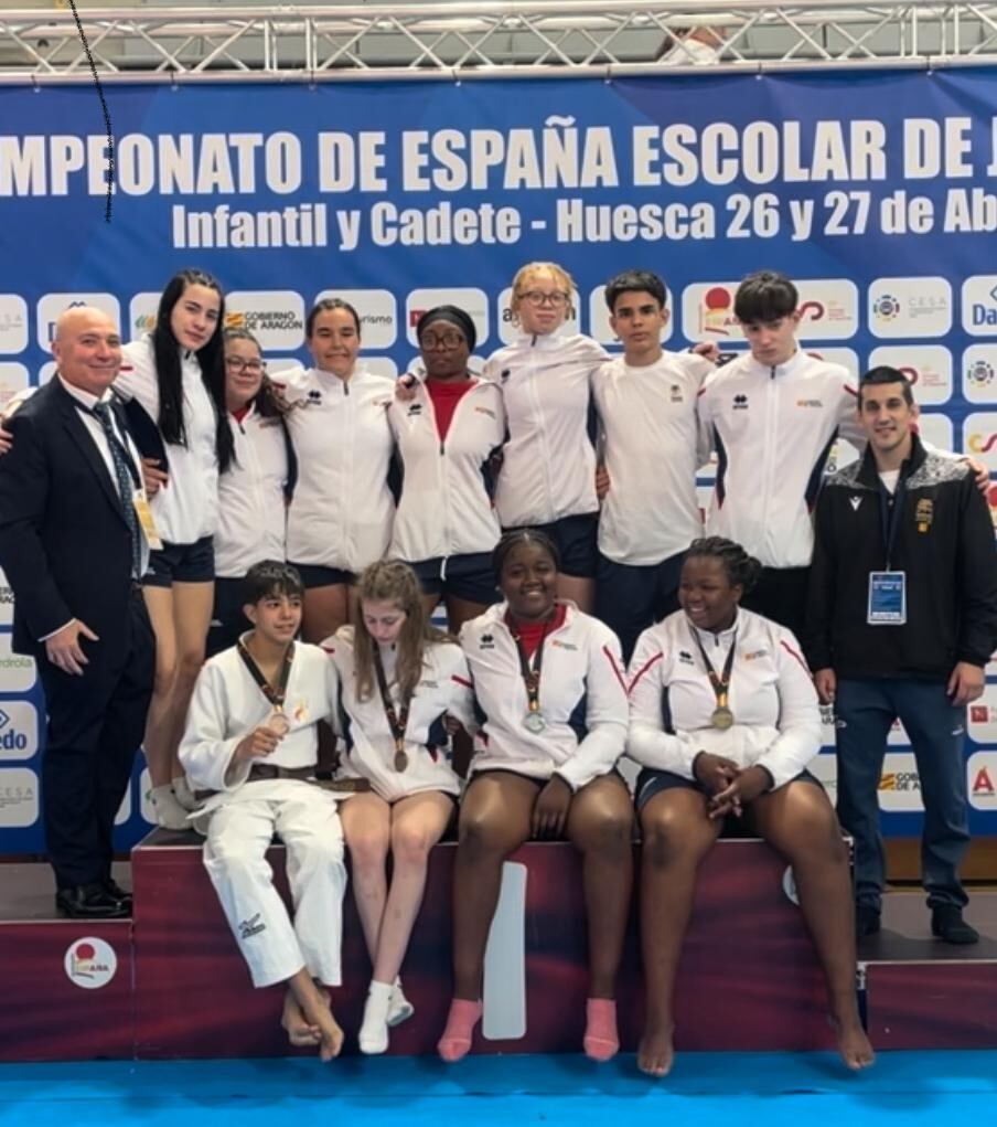 Judocas de Binéfar y Tamarite con sus entrenadores. Foto: CJB