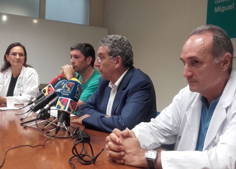 El consejero de sanidad -Sebastián Celaya- flanqueado de los responables médicos y técnicos del hospital Miguel Servet. 