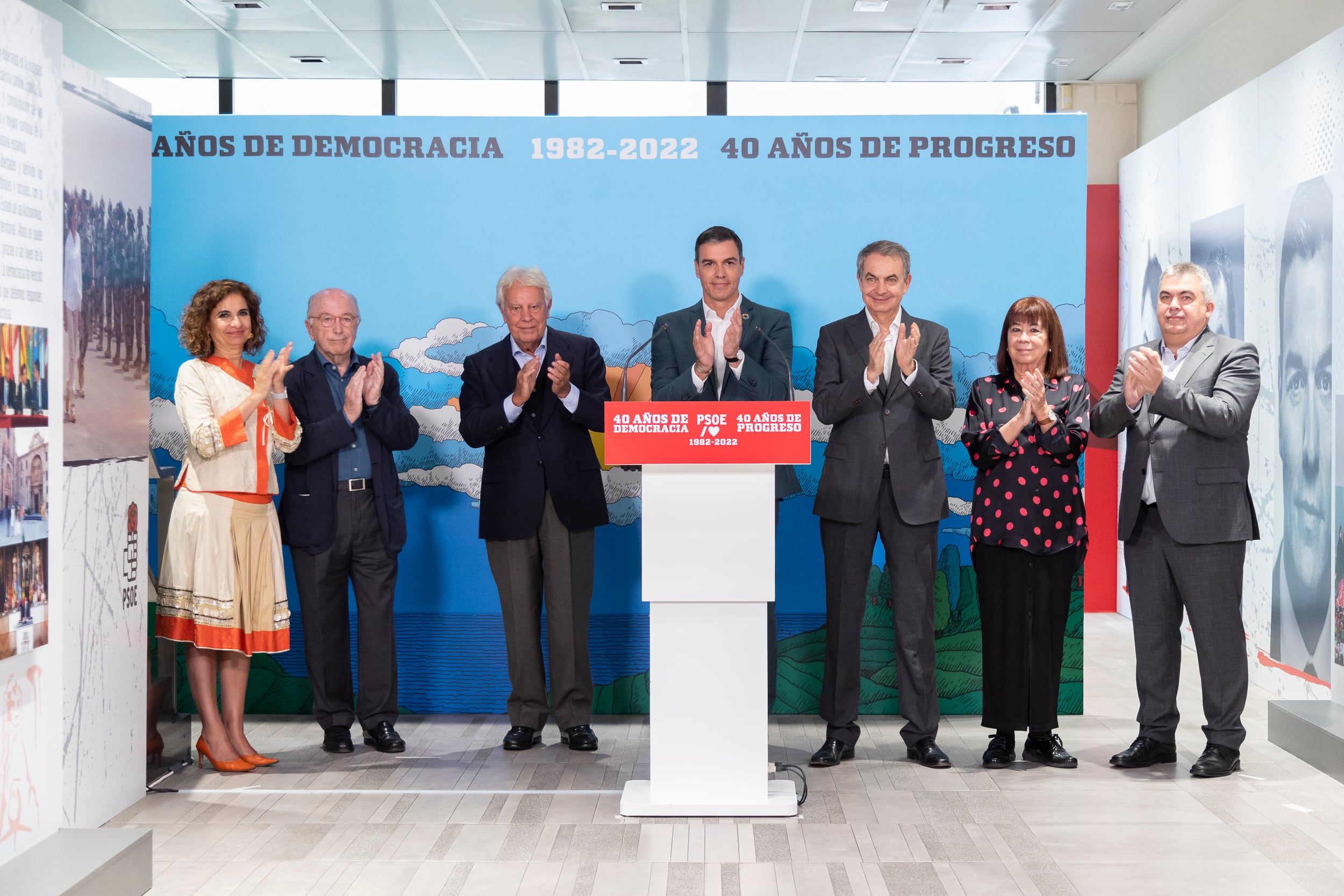 MADRID, 17/10/2022.- El presidente del Gobierno, Pedro Sánchez, y los expresidentes socialistas José Luis Rodríguez Zapatero y Felipe González asisten a la inauguración de una exposición sobre 40 años de democracia. EFE