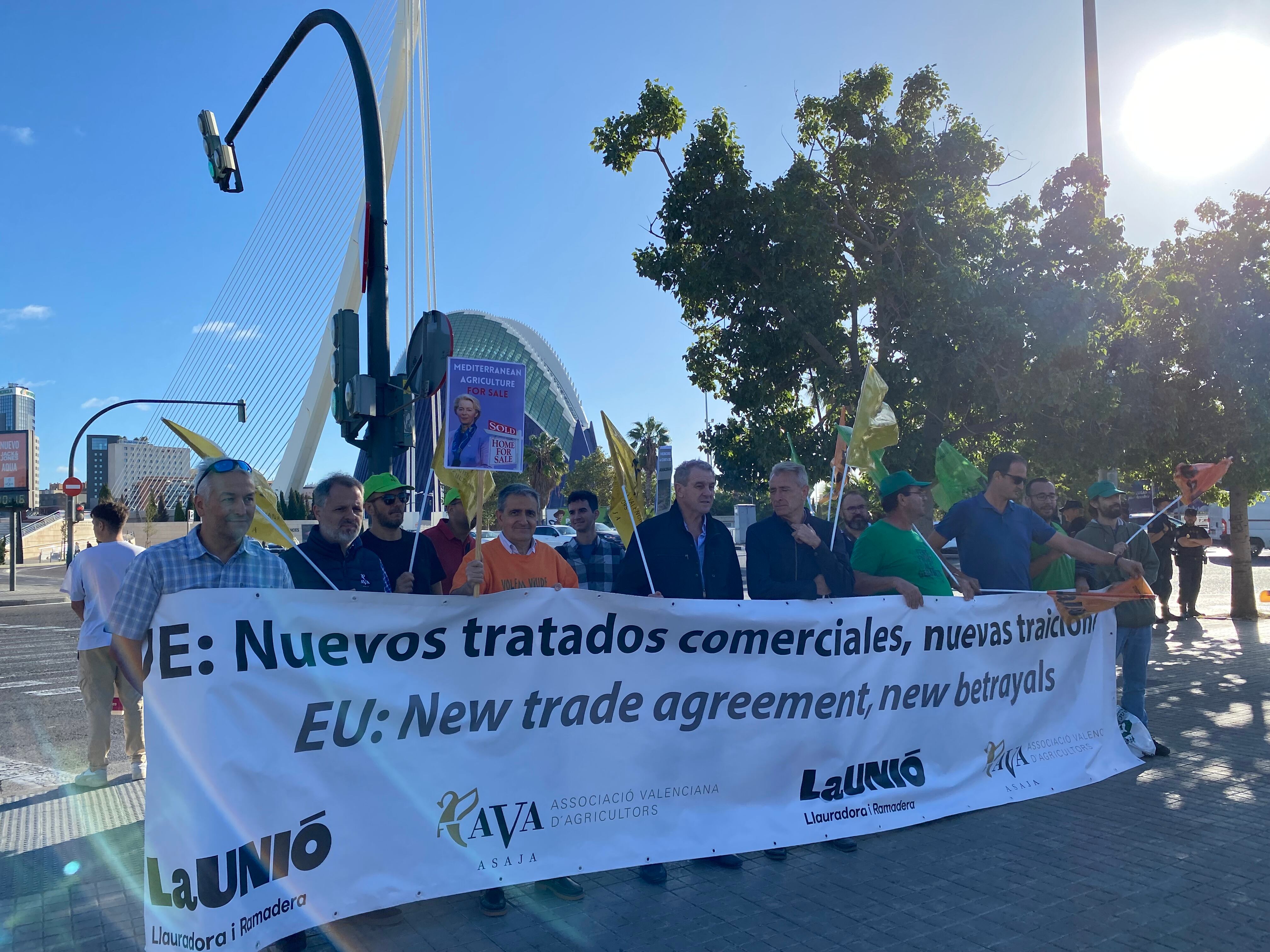 Las entidades agrarias se concentran ante la reunión informal de ministros de Comercio de la UE de València