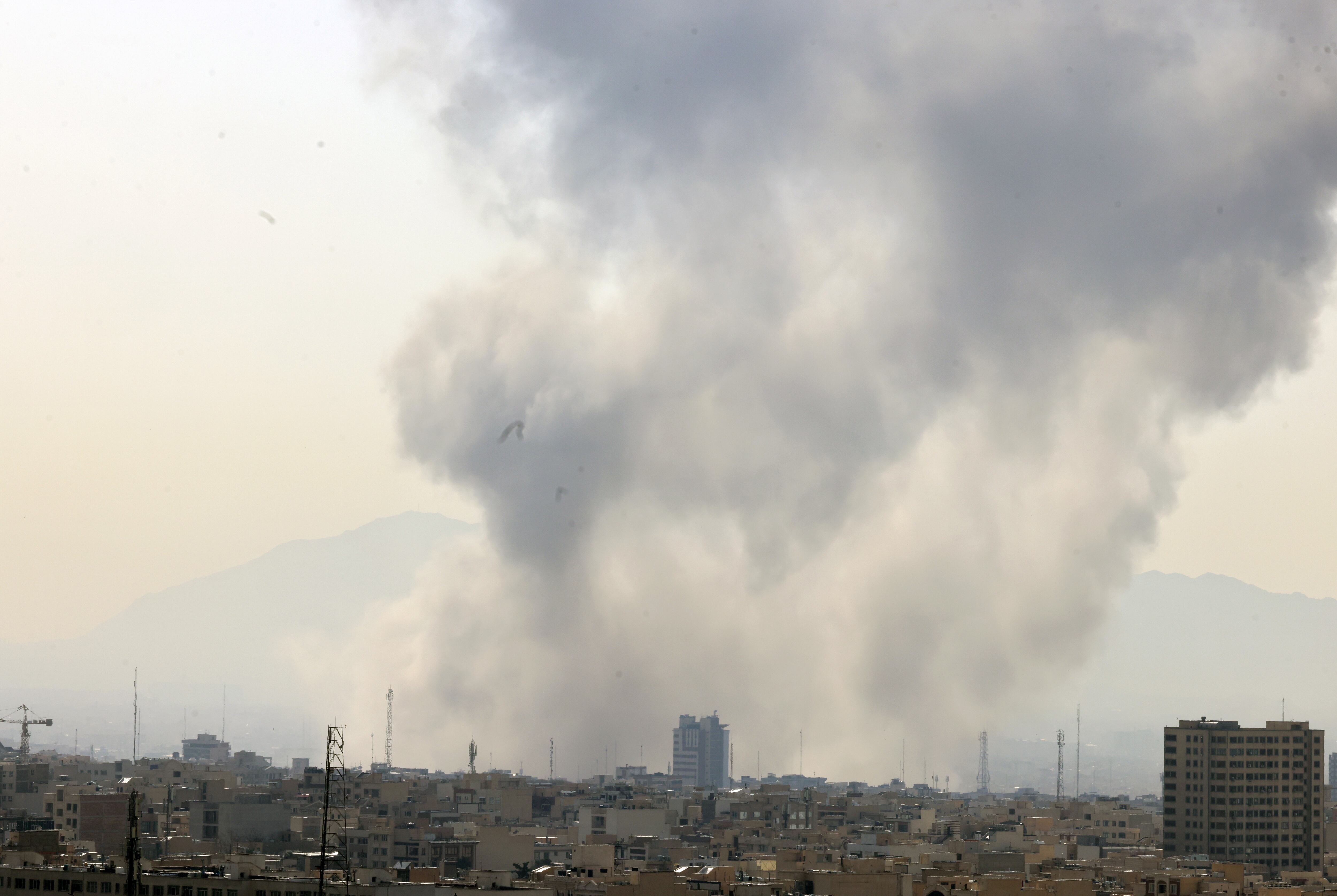 Una columna de fum emergeix del centre de Teheran després d'un atac israelià aquest dissabte.