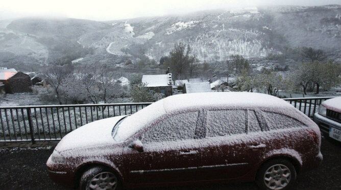 Imagen de la A52 Autovía das Rías Baixas, a su paso por los puertos de la Canda y El Padornelo este viernes, donde ha caído una ligera nevada en pleno mes de mayo