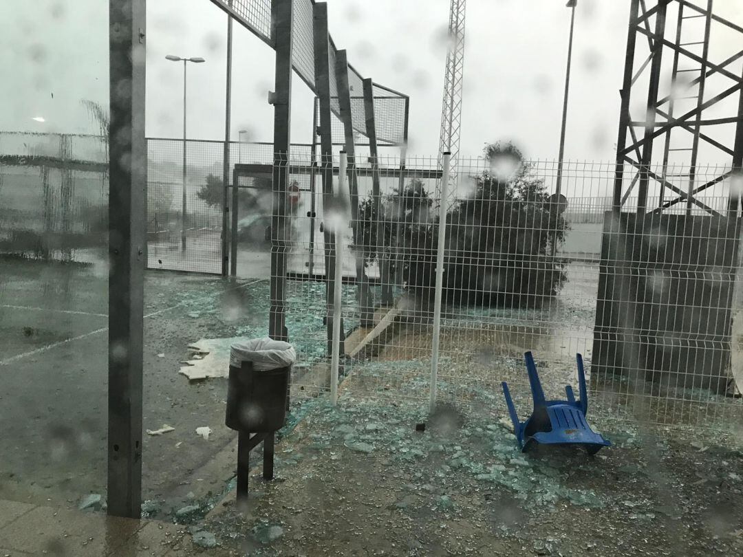 Imagen del polideportivo tras el paso de la 'gota fría'