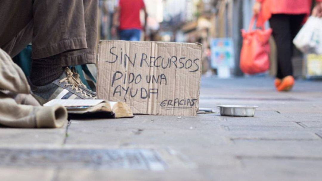 Una persona sin recursos pide dinero en una calle