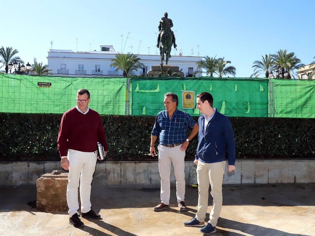 Avanzan los trabajos de impermeabilización de la fuente de la plaza del Arenal