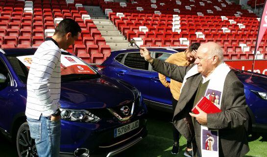 El padre Fueyo bendice el coche de Bernardo.