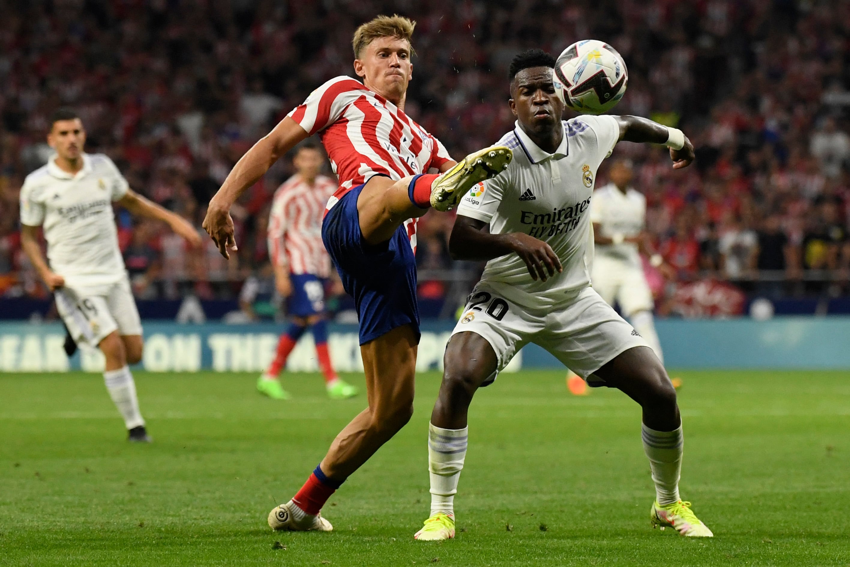 Llorente y Vinicius pelean un balón en el Cívitas Metropolitano.