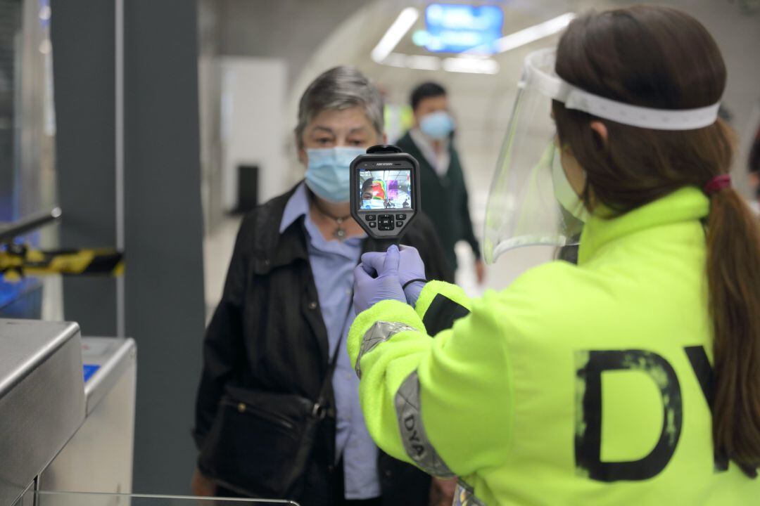 El metro inició el pasado lunes día 11 de mayo la toma de temperatura a sus viajeros, voluntaria y aleatoria, en diversas estaciones de la red. La medición se ha llevado a cabo por personal de la DYA. 
 