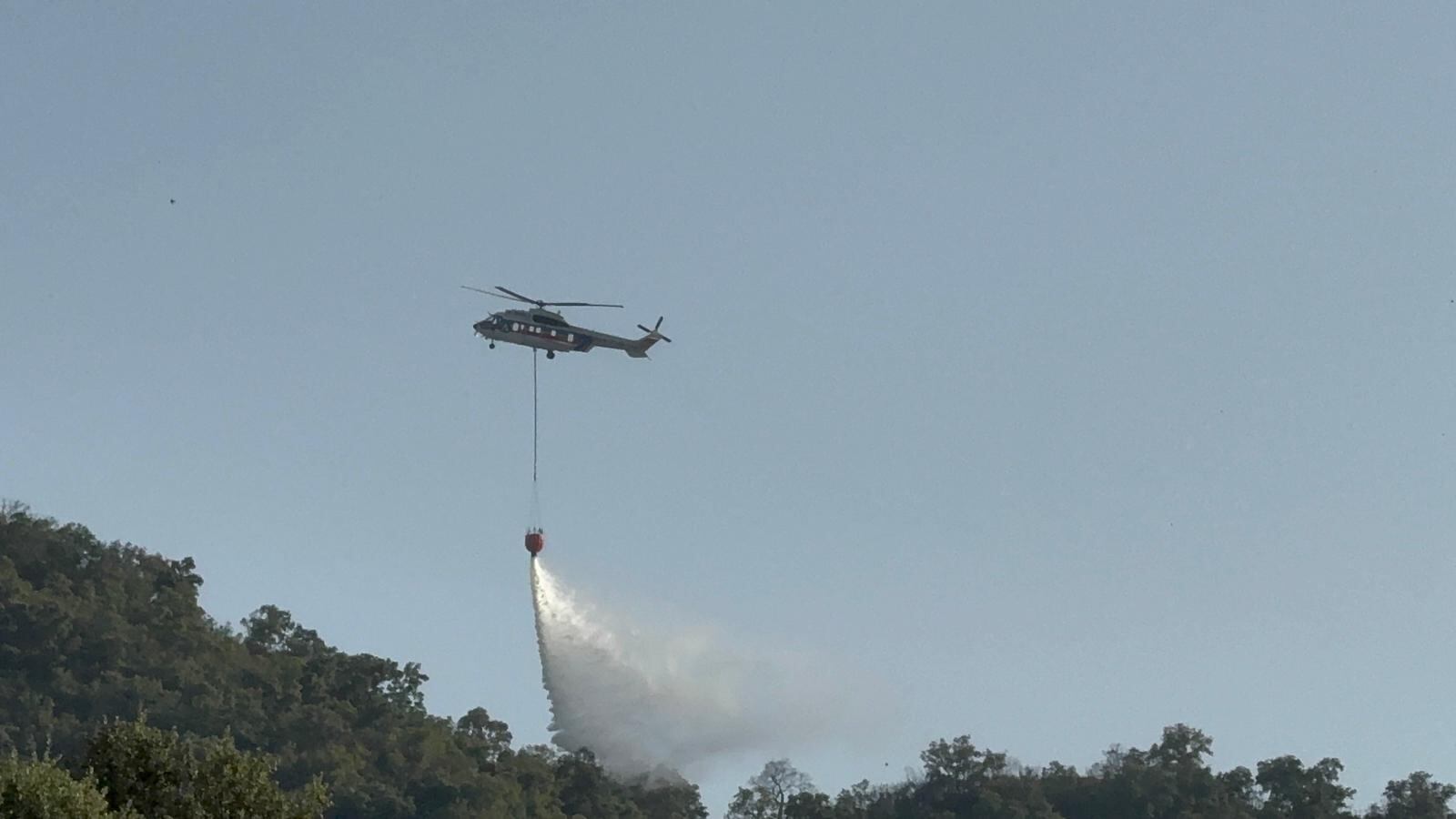 Helicóptero del Infoca luchando contra el incendio declarado en Villaviciosa , Córdoba