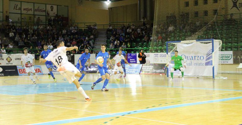 Imagen del duelo copero entre Segovia y Santiago Futsal