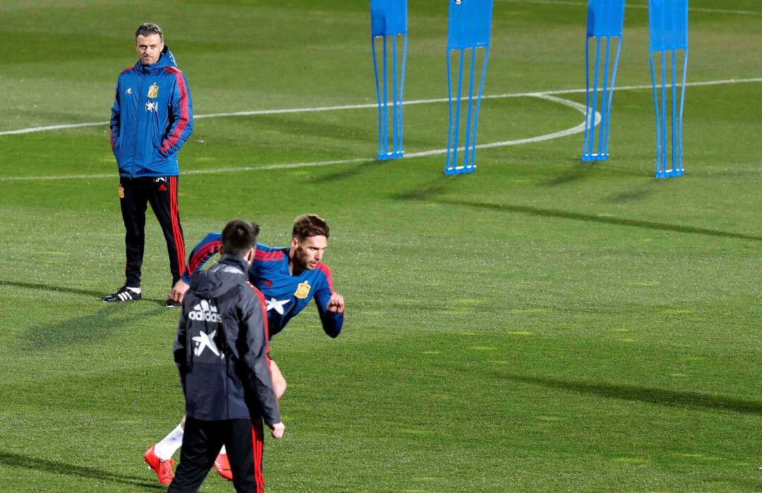 El seleccionador nacional Luis Enrique durante el entrenamiento llevado a cabo esta tarde en la Ciudad Deportiva.