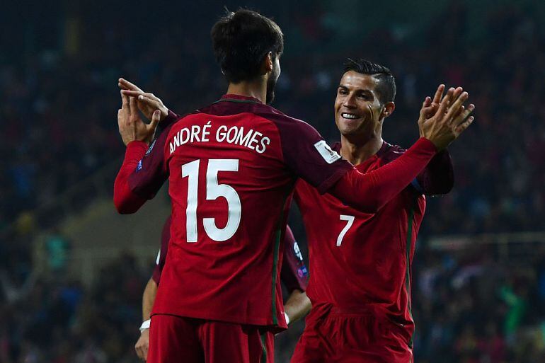 André Gomes celebra un gol con su compañero de selección Cristiano Ronaldo.