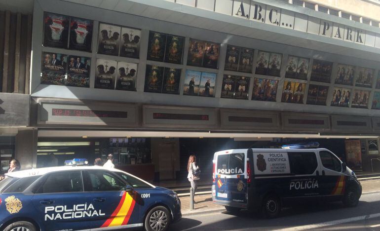 Varias patrullas de la Policía Nacional investigan en el interior de los cines ABC Park la aparición del cadáver de una mujer