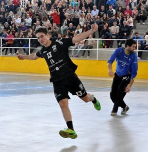 Germán Bastán celebra un gol