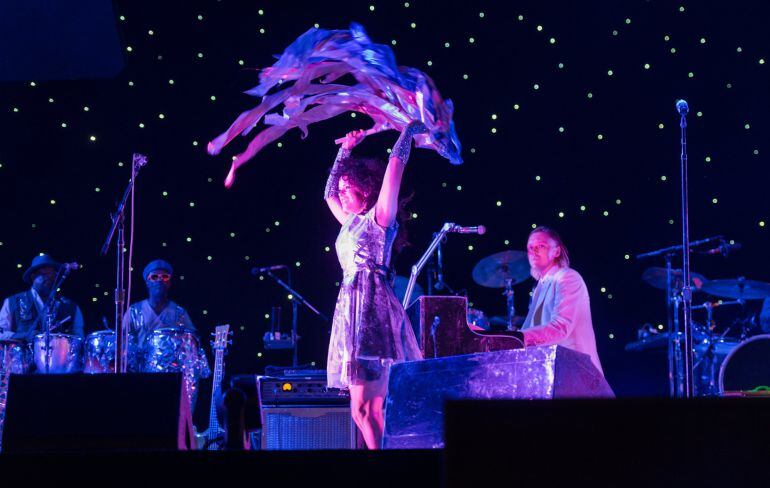 Regine Chassagne y Win Butler, de Arcade Fire, en pleno concierto en el festival NOS Alive