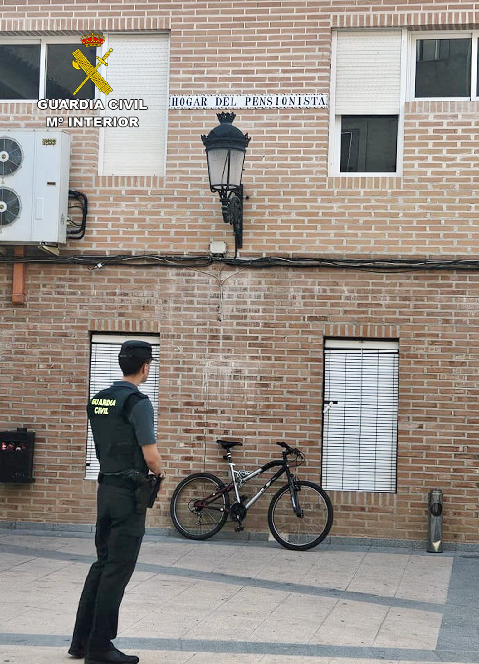 Un agente de la Guardia Civil frente a las dependencias del Hogar de la Tercera Edad de Moratalla