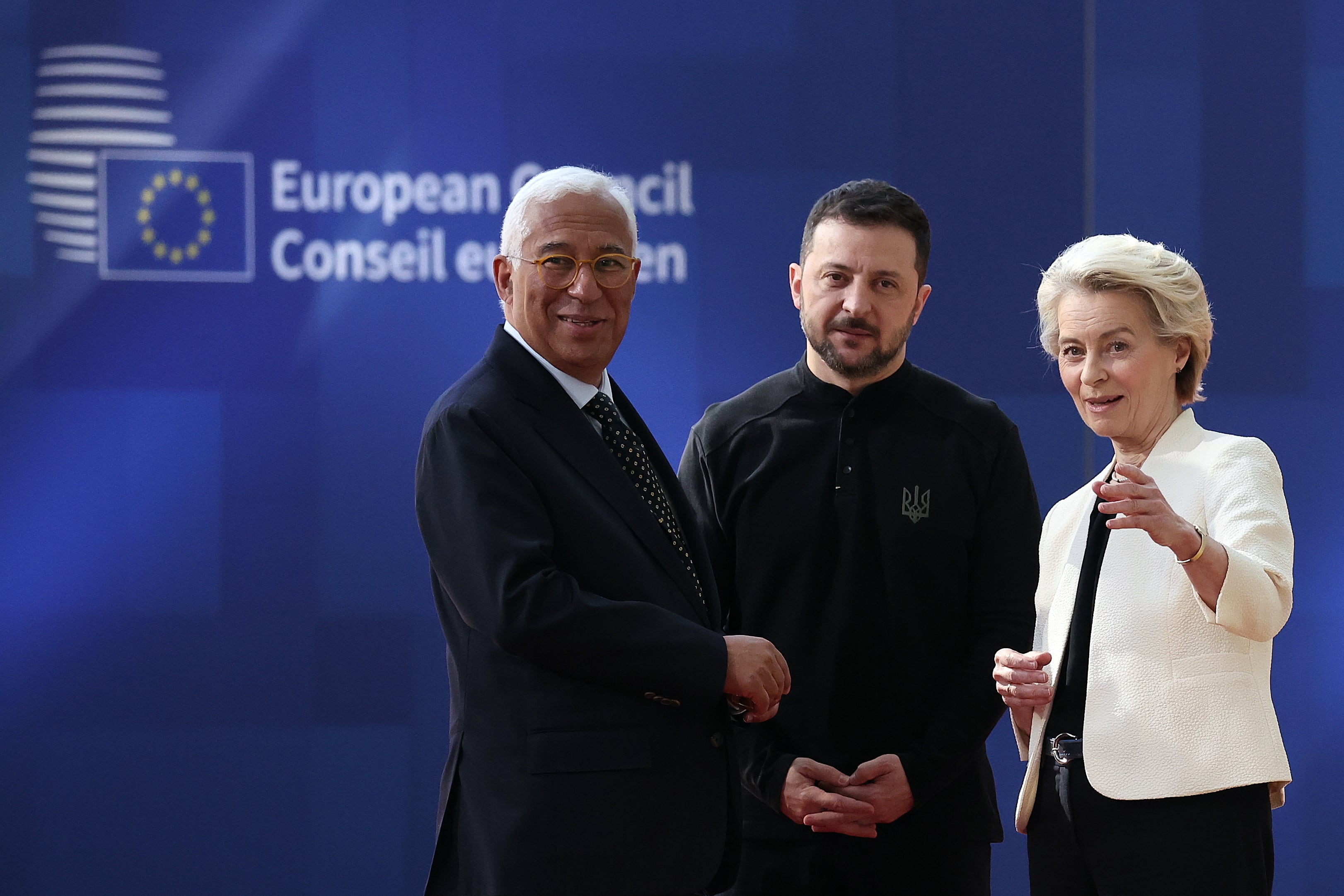 El presidente del Consejo de la UE, Antonio Costa (i), el presidente de Ucrania, Volodimir Zelenski, y la presidenta de la Comisión Europea, Ursula von der Leyen, a su llegada a la reunión del Consejo Europeo en Bruselas, Bélgica.
