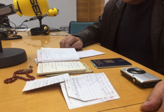 Tamer con las únicas pertenencias que pudo guardar en su huida de Siria