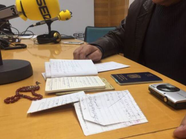 Tamer con las únicas pertenencias que pudo guardar en su huida de Siria