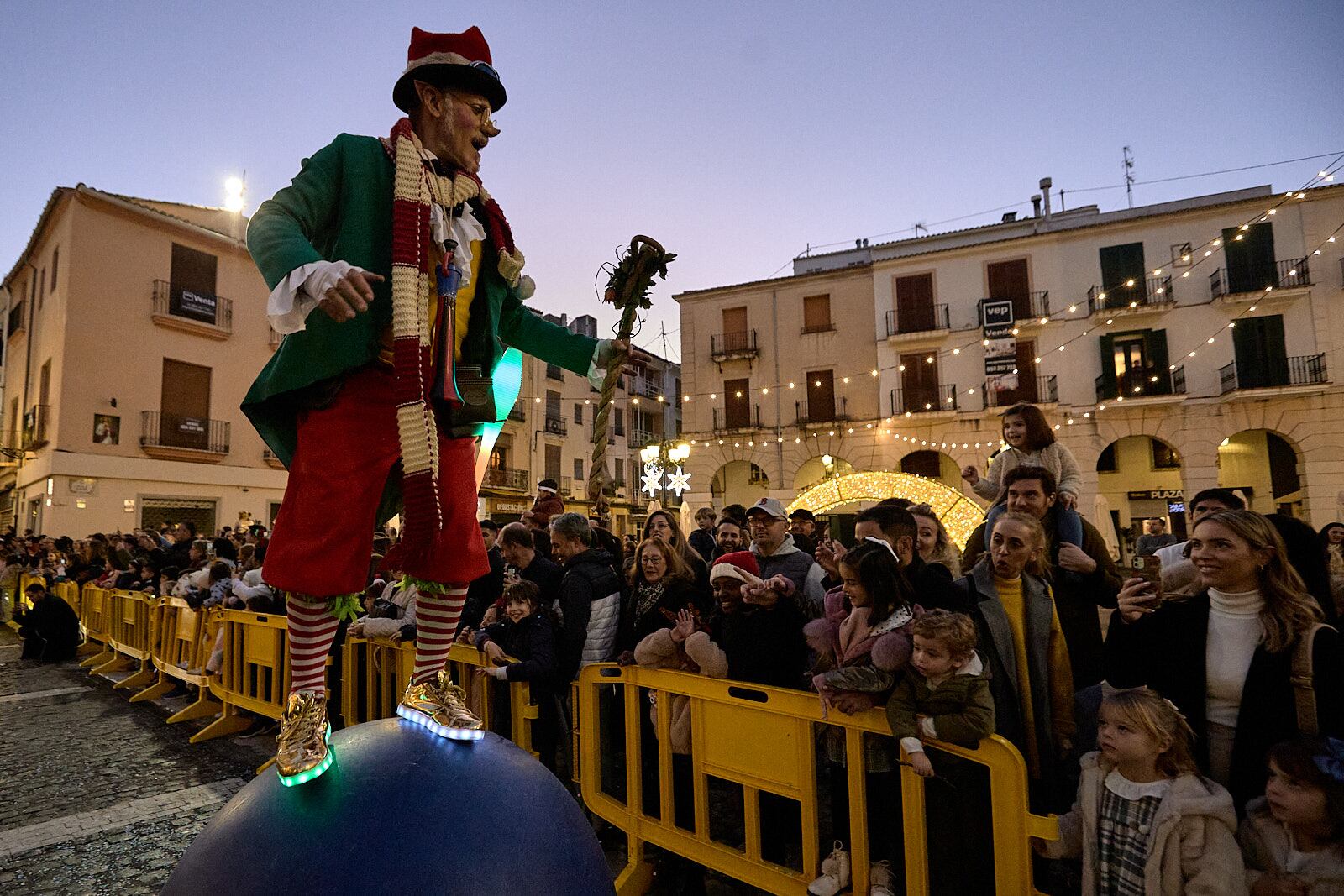 Uno de los momentos de la cabalgata de Papa Noel celebrada el 24 de diciembre en Gandia.