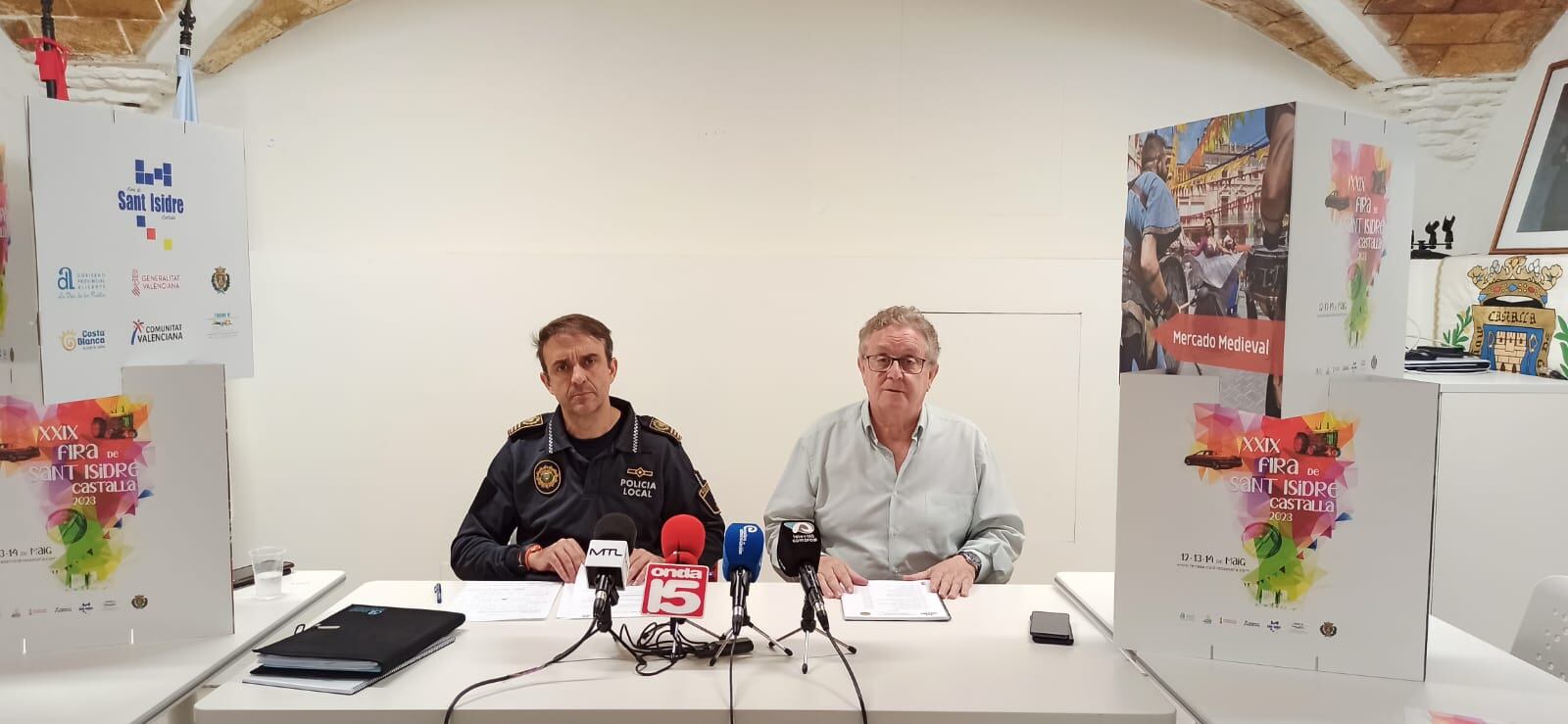 Juan Carlos Mota, jefe de la Policía Local, y Antonio Bernabeu, alcalde de Castalla, han presentado el plan de seguridad para la Fira de Sant Isidre.