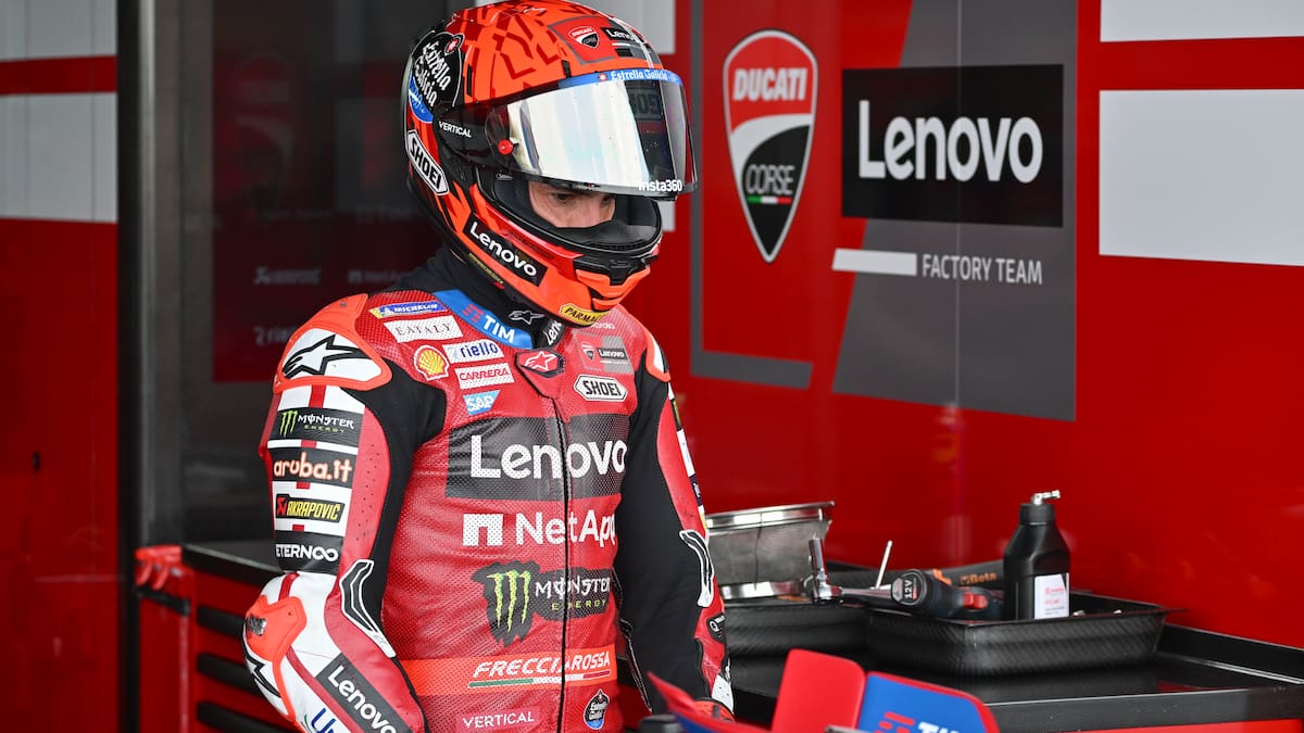 Marc Márquez se cae por tercera vez en los test de Tailandia y Bezzecchi es su rival