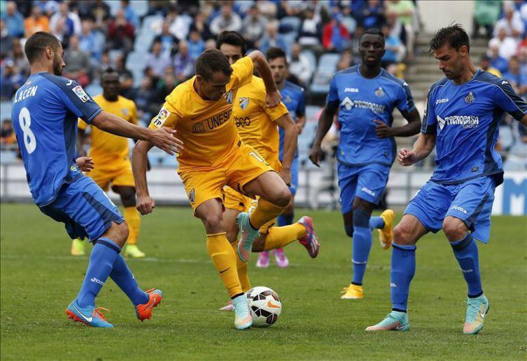 Duda trata de zafarse de la presión del Getafe en el partido disputado en el Coliseum.
