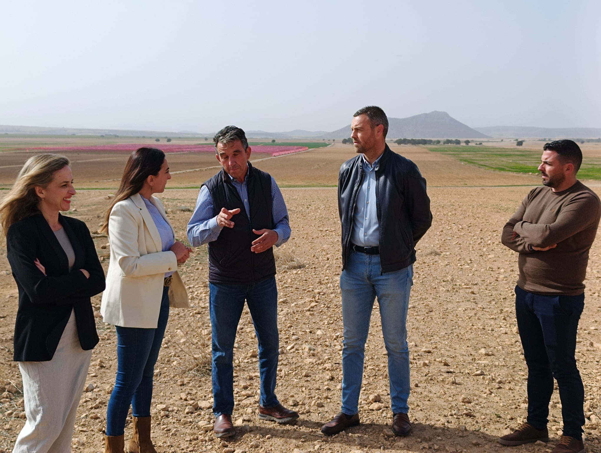 La consejera, Sara Rubira, junto al alcalde de Caravaca de la Cruz, en la finca de zona de montaña &#039;El Campillo de arriba&#039;.