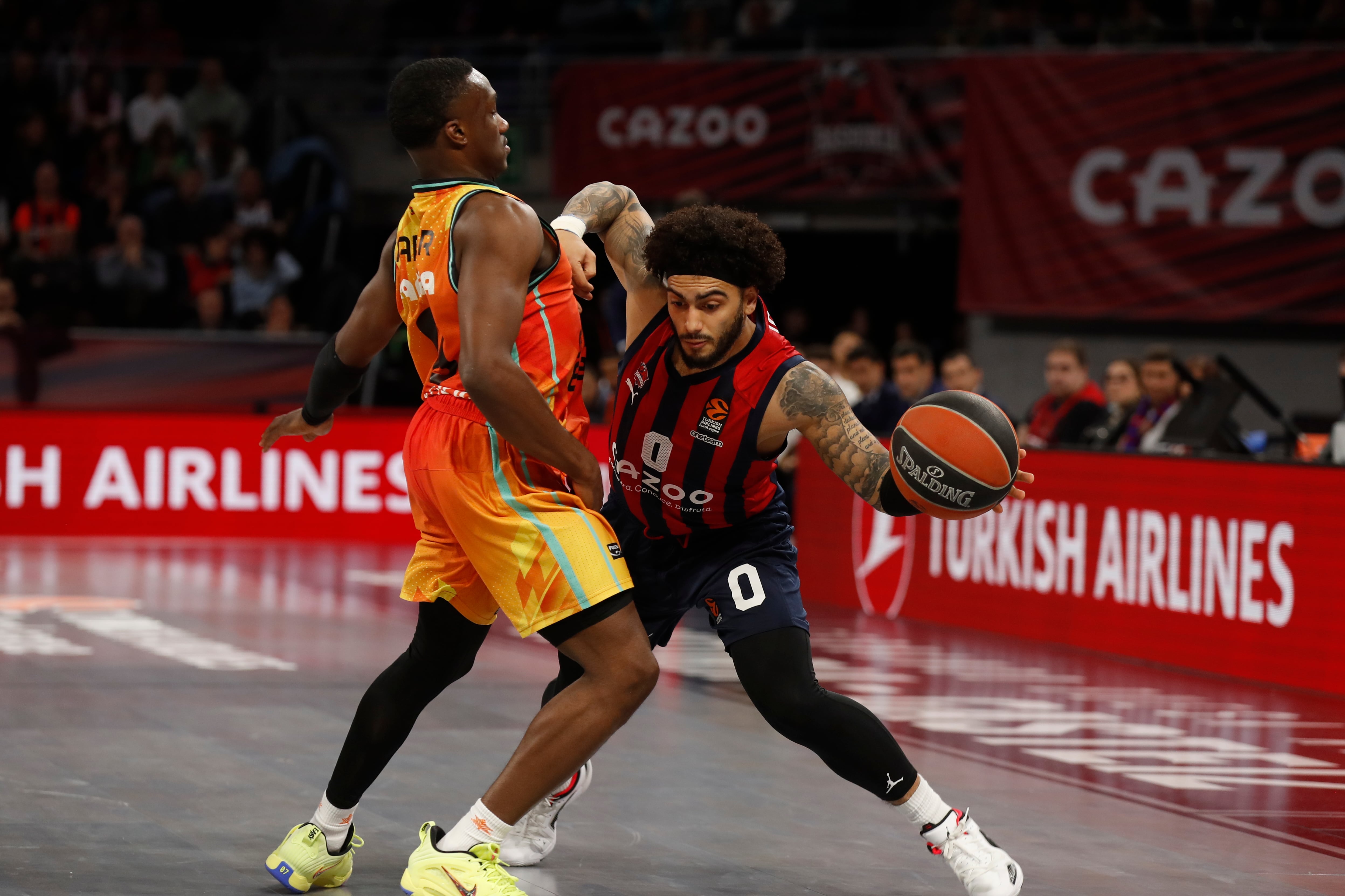 VITORIA, 03/03/2023.- El base estadounidense del Valencia Basket Jared Harper (i) defiende al base estadounidense del Cazoo Baskonia Markus Howard, durante el partido de Euroliga que se disputa este viernes en el Fernando Buesa Arena de Vitoria. EFE/ David Aguilar
