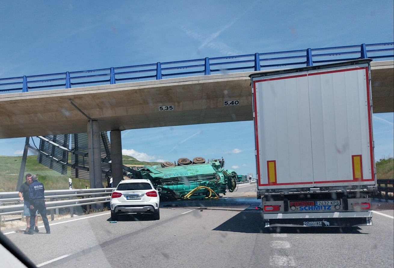 El vuelco de un camión ha provocado la muerte de sus dos ocupantes