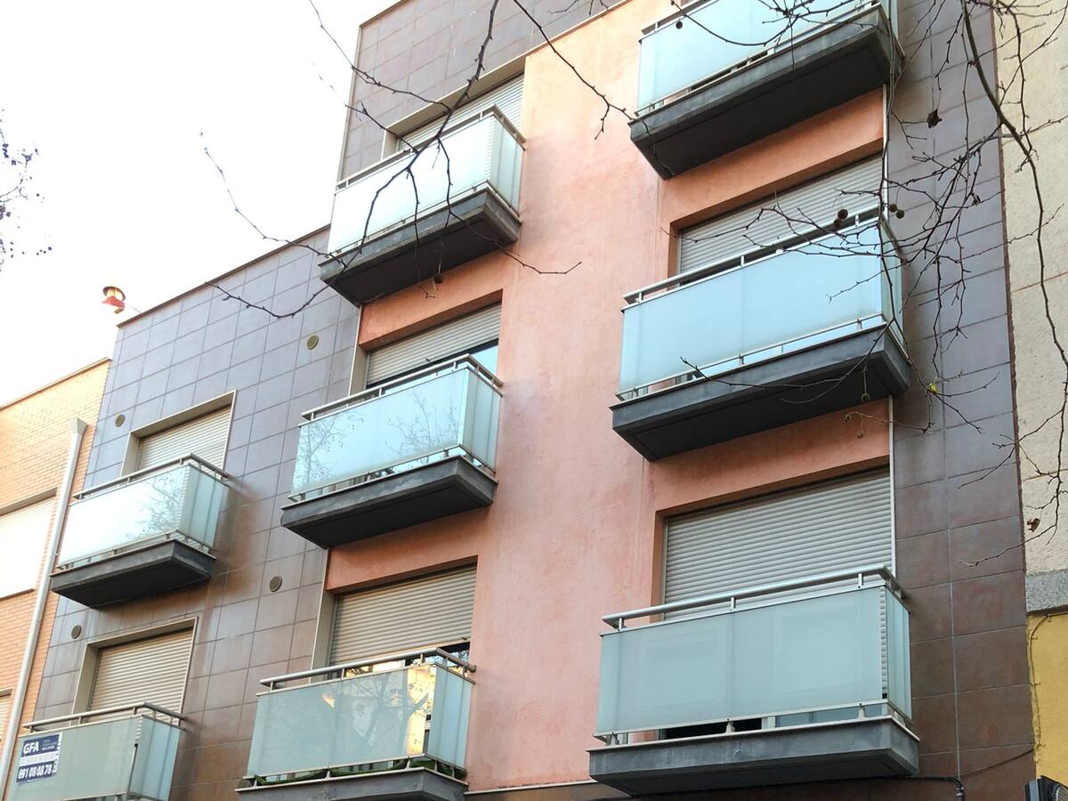 Ocupan un bloque de pisos en Benicàssim