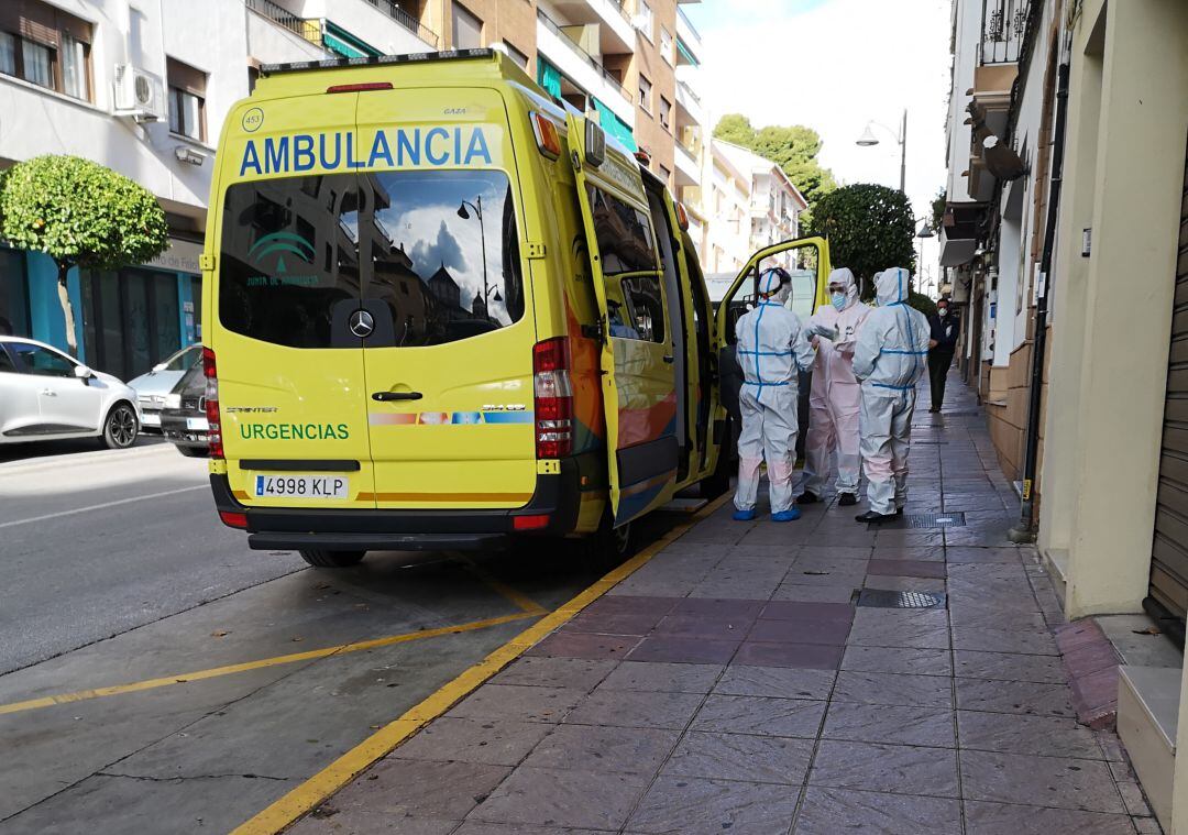 Varios profesionales sanitarios realizan una visita a un domicilio de Ronda