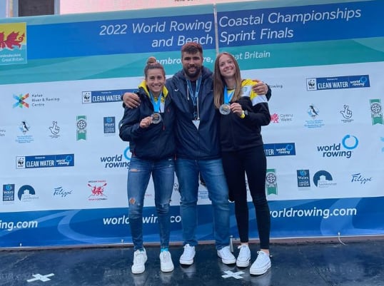 Las dos remeras junto con su entrenador tras conseguir el bronce en el campeonato del mundo de Gales