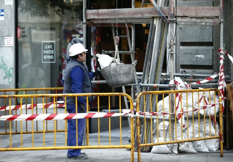 Un hombre trabajando en la construcción. Archivo.