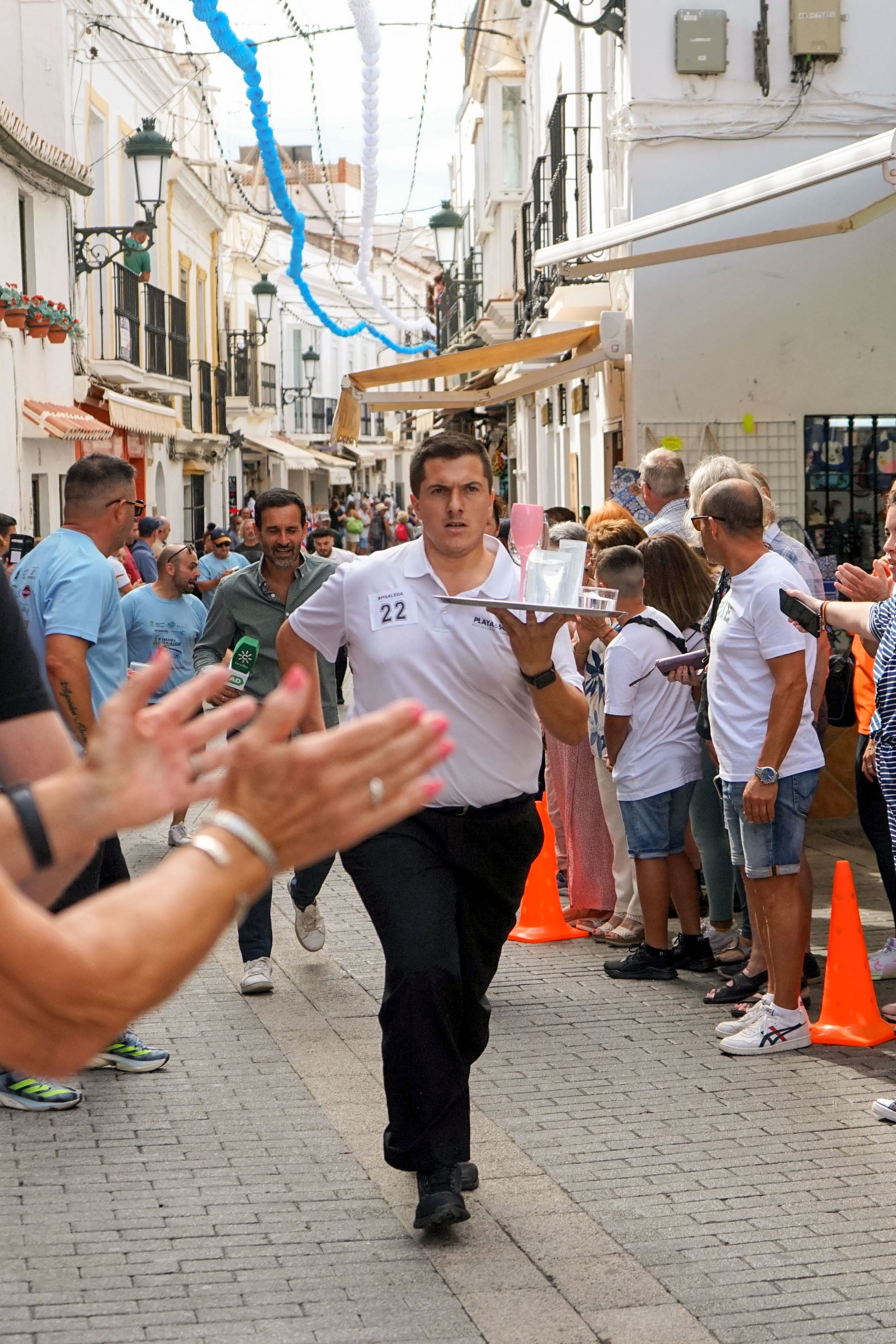 NERJA (MÁLAGA), 09/10/2024.- Decenas de camareros han puesto a prueba sus habilidades con las bandejas este miércoles en Nerja en una carrera urbana por las calles de Nerja donde, sorteando viandantes, han trasportado las bebidas lo más rápido posible intentando llegar a la meta sin derramar el líquido. EFE/María Alonso
