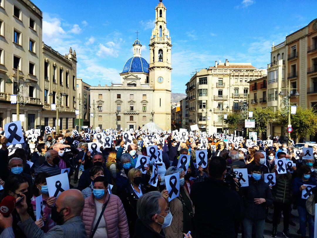 Asistentes a la concentración celebrada este mediodía en Alcoy para reivindicar una salud pública de calidad en el Departamento de Alcoy.