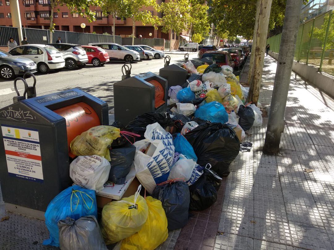 Acumulación de basuras este lunes en las calles Parque Bujaruelo con Ministro Fernández Ordóñez a las 11.40 de la mañana