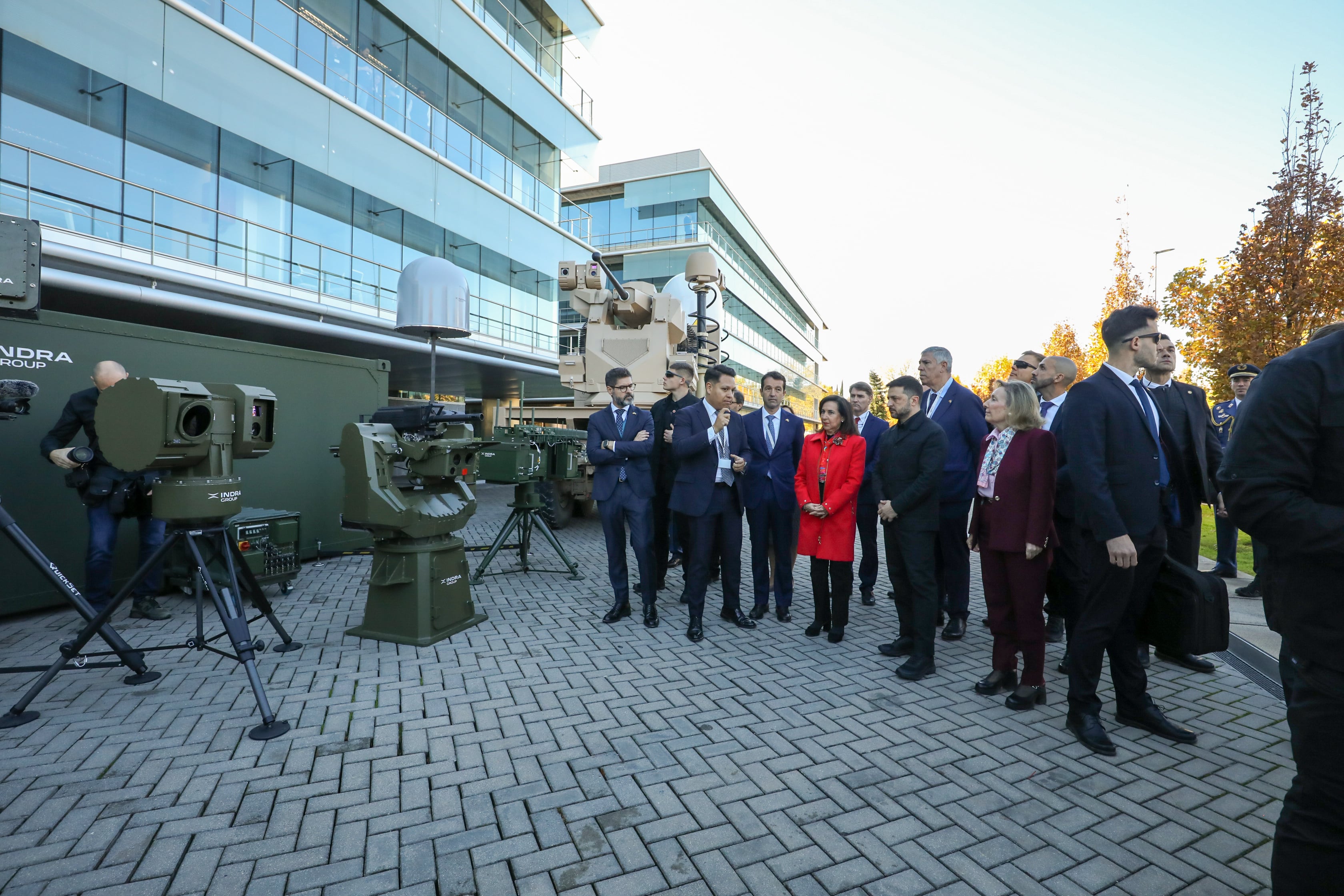 El presidente ucraniano durante su visita a Indra acompañado por la ministra de Defensa, Margarita Robles y el presidente de la compañía, Ángel Escribano (Autor: Indra)