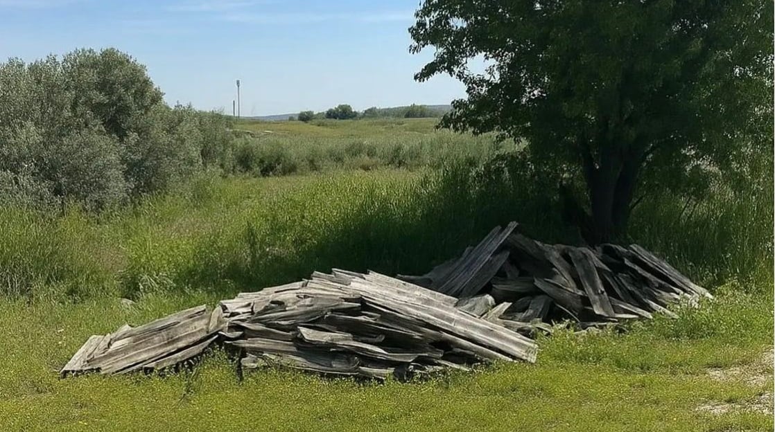 Vertido de uralita en el camino de la Carrehuela de Valdemoro.