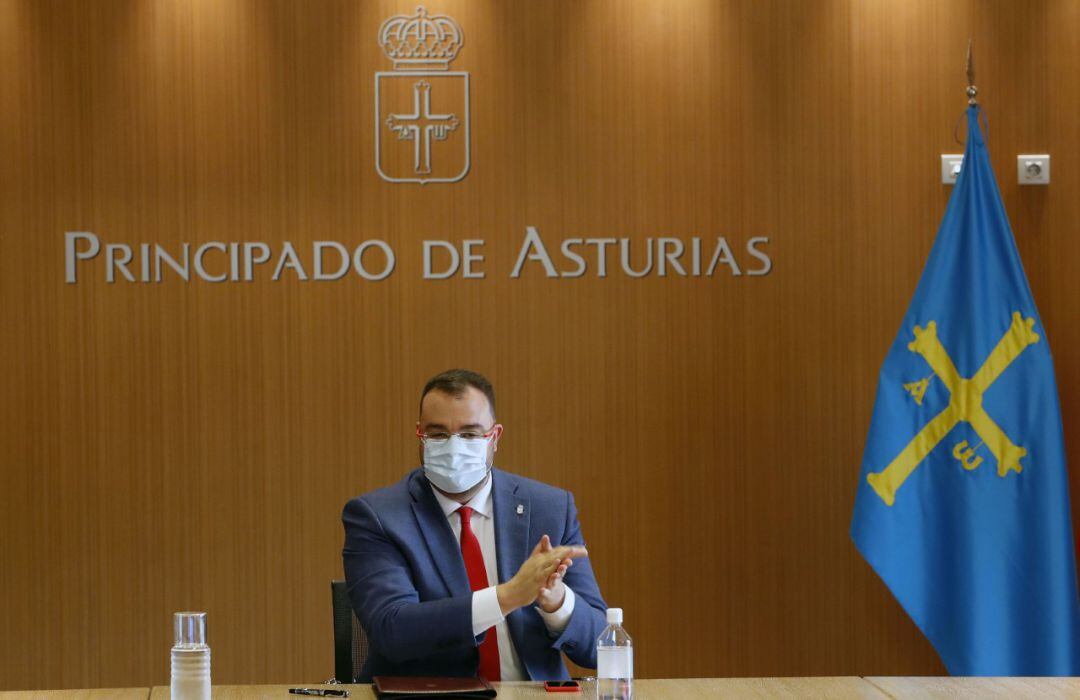 El presidente del Principado, Adrián Barbón, durante una reunión.