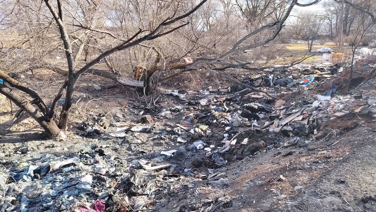 El Ayuntamiento de Pinto eliminará el vertedero incontrolado que ardió hace una semana, aunque está en fincas privadas