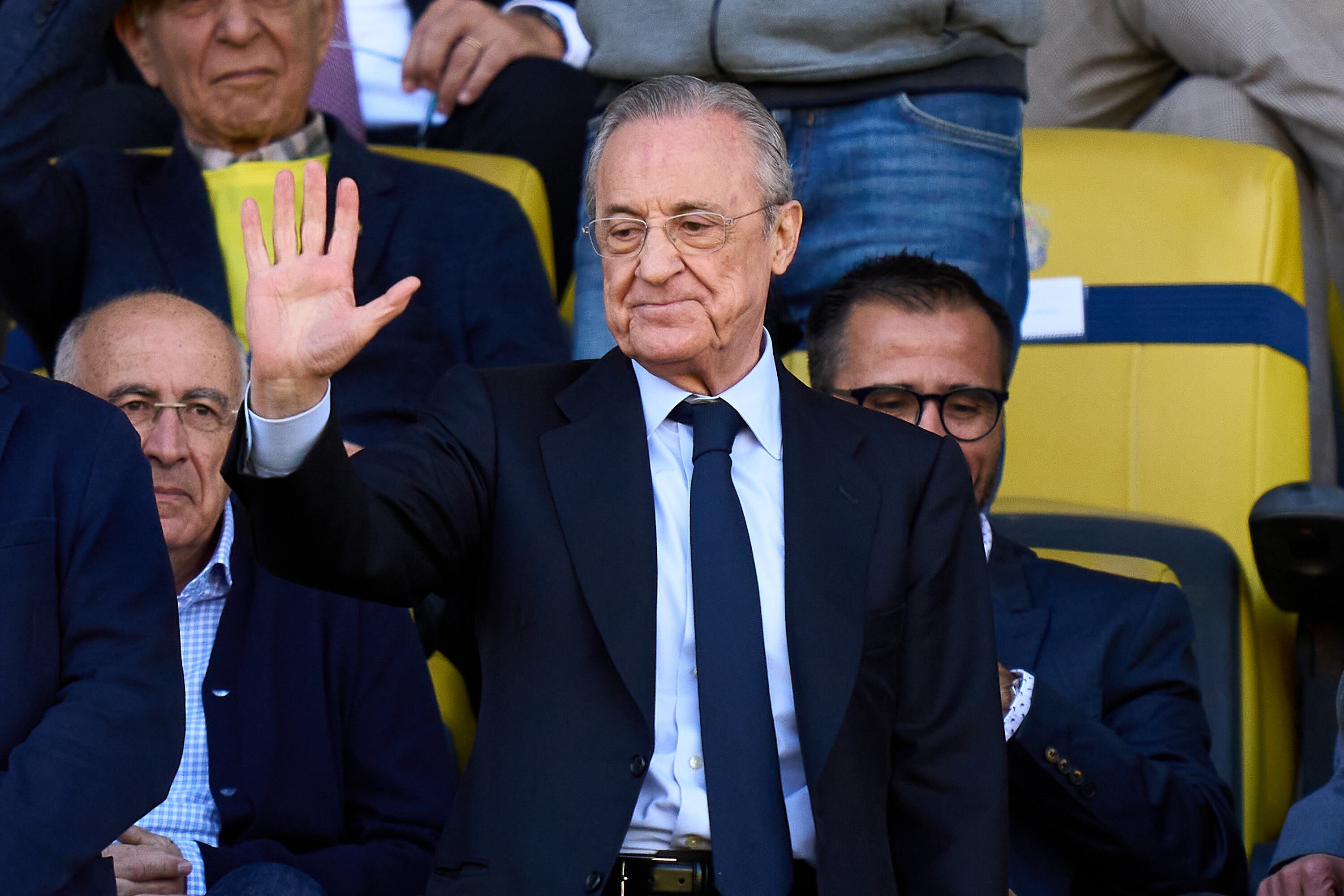 El presidente del Real Madrid, Florentino Pérez, saluda desde el palco