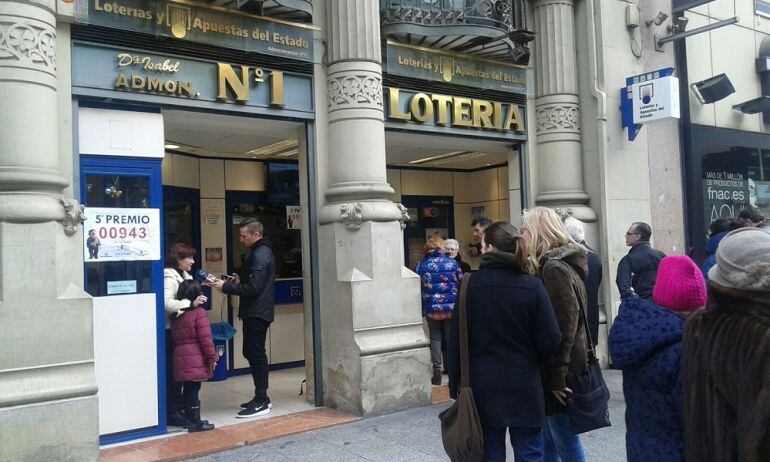 Hasta la administración de Lotería del Coso se han acercado clientes para consultar si sus décimos han sido premiados