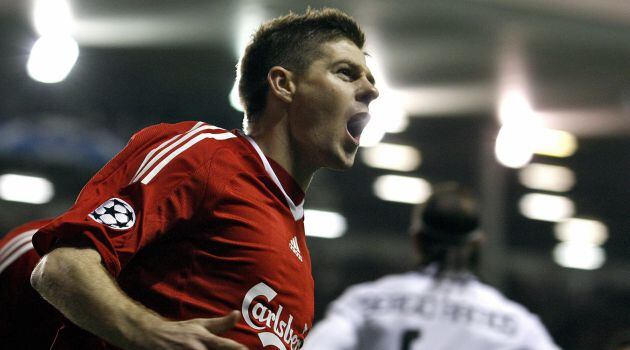 Steven Gerrard celebra un gol ante el Madrid en Anfield