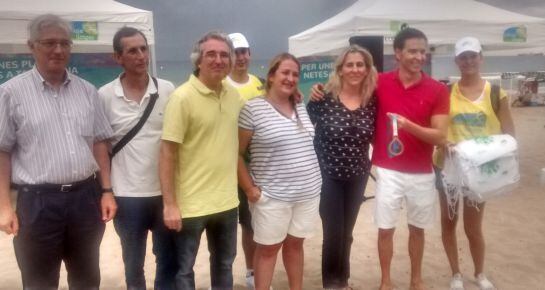 Personal d'Ecoembes i Paisaje Limpio amb la regidora de Medi Ambient de Tarragona, Ivana Martínez, i el nedador David Meca.