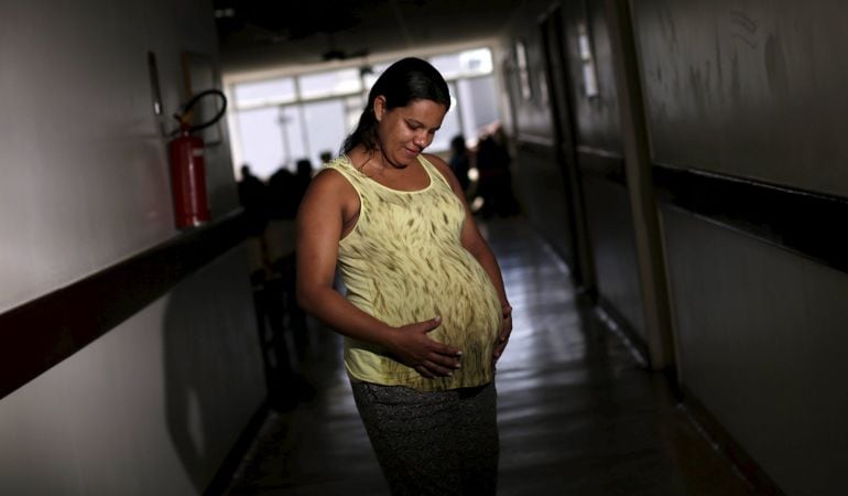 Una mujer, embarazada de nueve meses, en los pasillos de un hospital de Brasil 