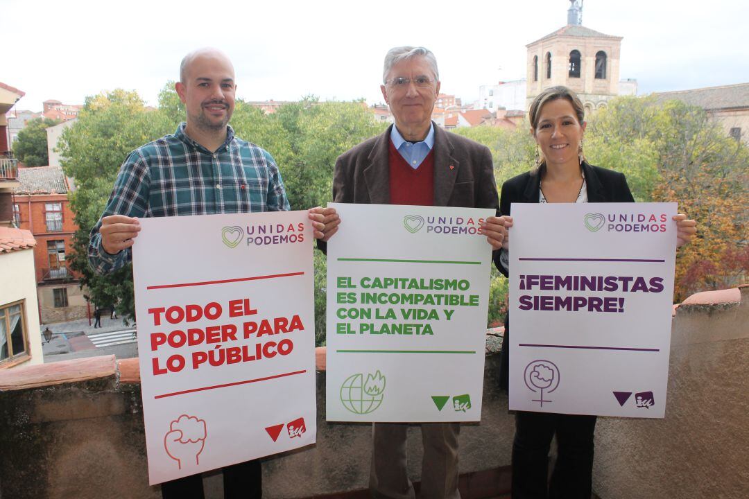 El candiato al Congreso de Unidas Podemos, José Luis Ordóñez, junto a los  conejales del Ayuntamiento de Segovia Ana Peñalosa y Ángel Galindo